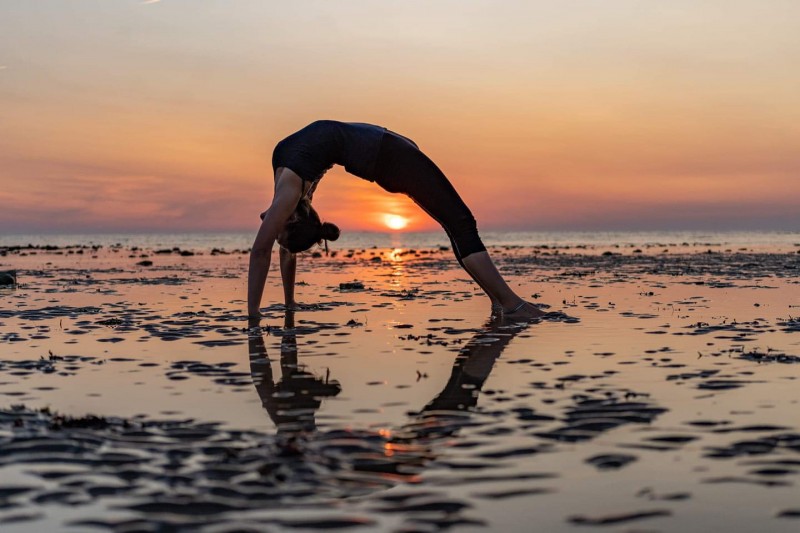 Yoga à la plage ou en pleine nature