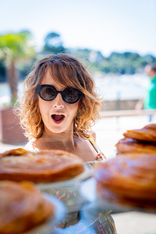 La gourmande devant la vitrine de la pâtisserie chocolaterie Gavet