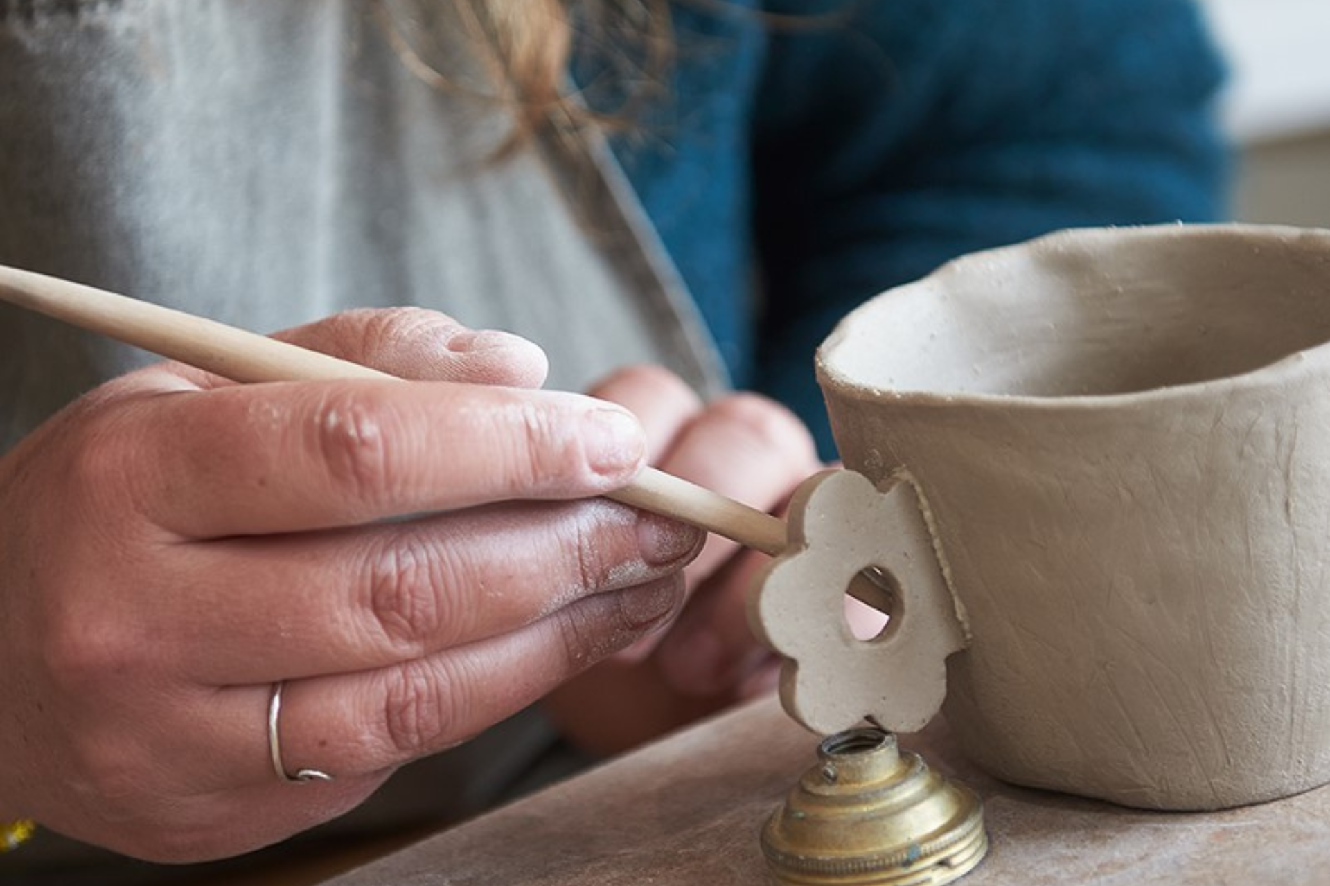 Atelier poterie céramique émail sable terre artisan activité manuelle fait à la main - © Vincent Ducarne