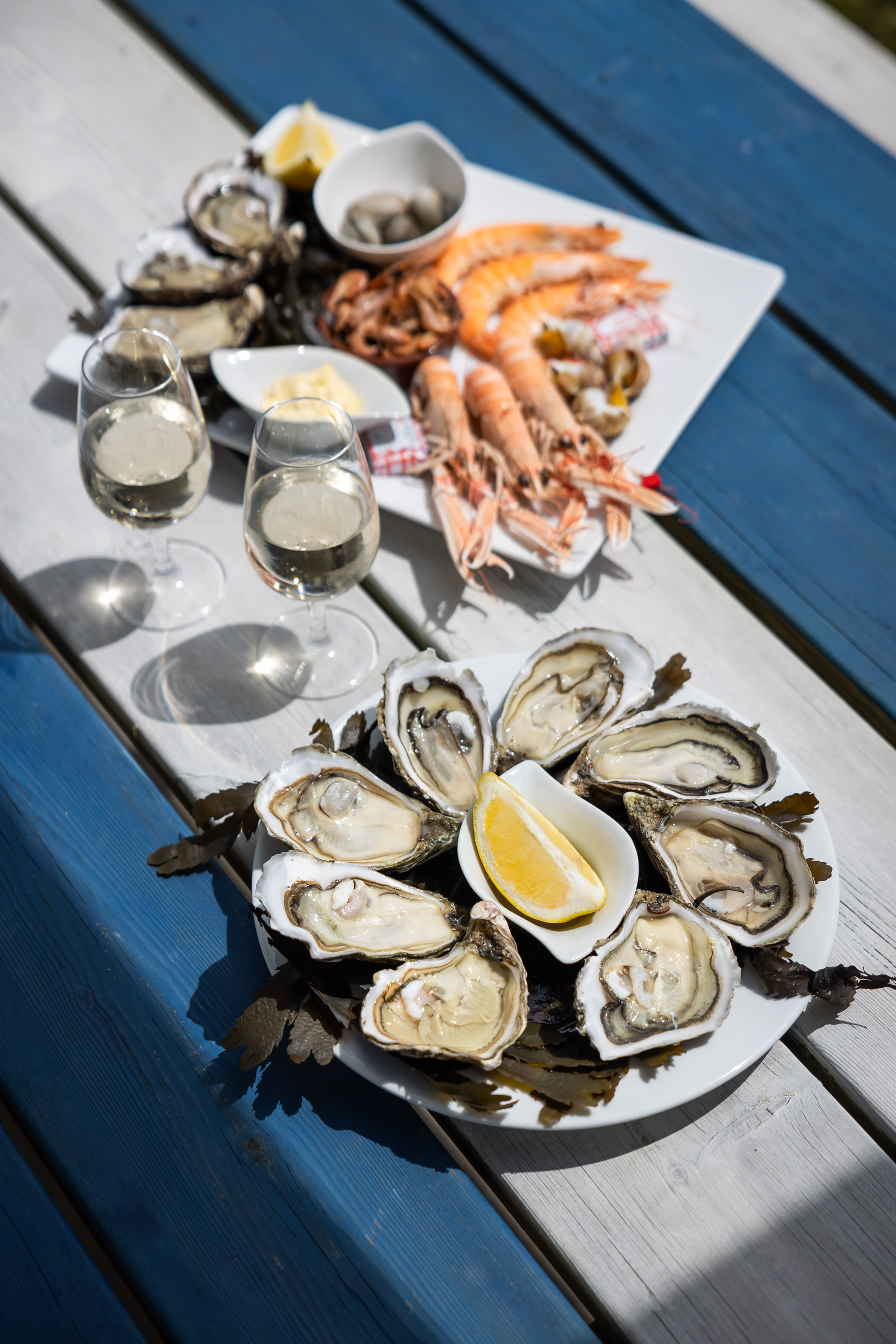 Les Viviers de la côte de Jade huîtres dégustation vin blanc fruits de mer apéritif été vacances crevettes gambas citron - © Mélanie Chaigneau