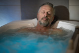 Alliance Pornic - Hôtel Thalasso & Spa man bubble bath relaxation