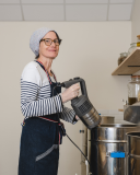 Aude prépare la recette de ses doux savons