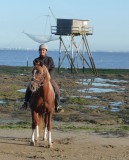 Jennifer Rondineau avec son cheval dans une balade sur la plage