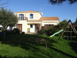 Maison avec aire de jeu dans la jardin par l'agence des Flots