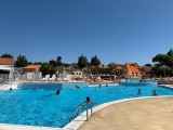 piscine-exterieure-camping-les-ecureuils-toboggans