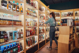 V and B : cave et bar