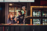V and B : cave et bar