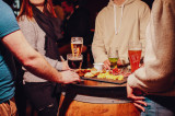V and B : cave et bar