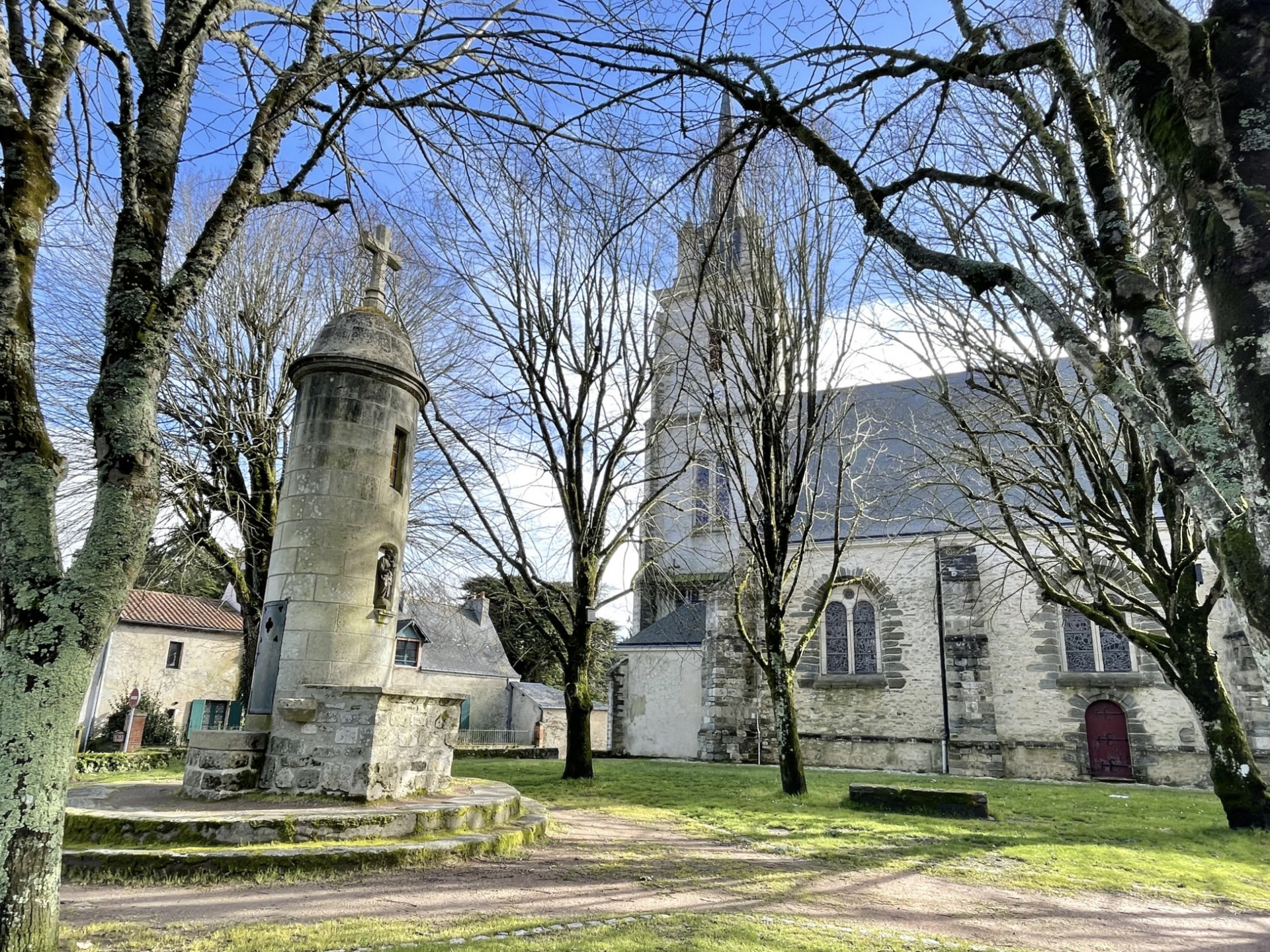 Bourg des Moutiers-en-Retz avec sa lanterne des morts