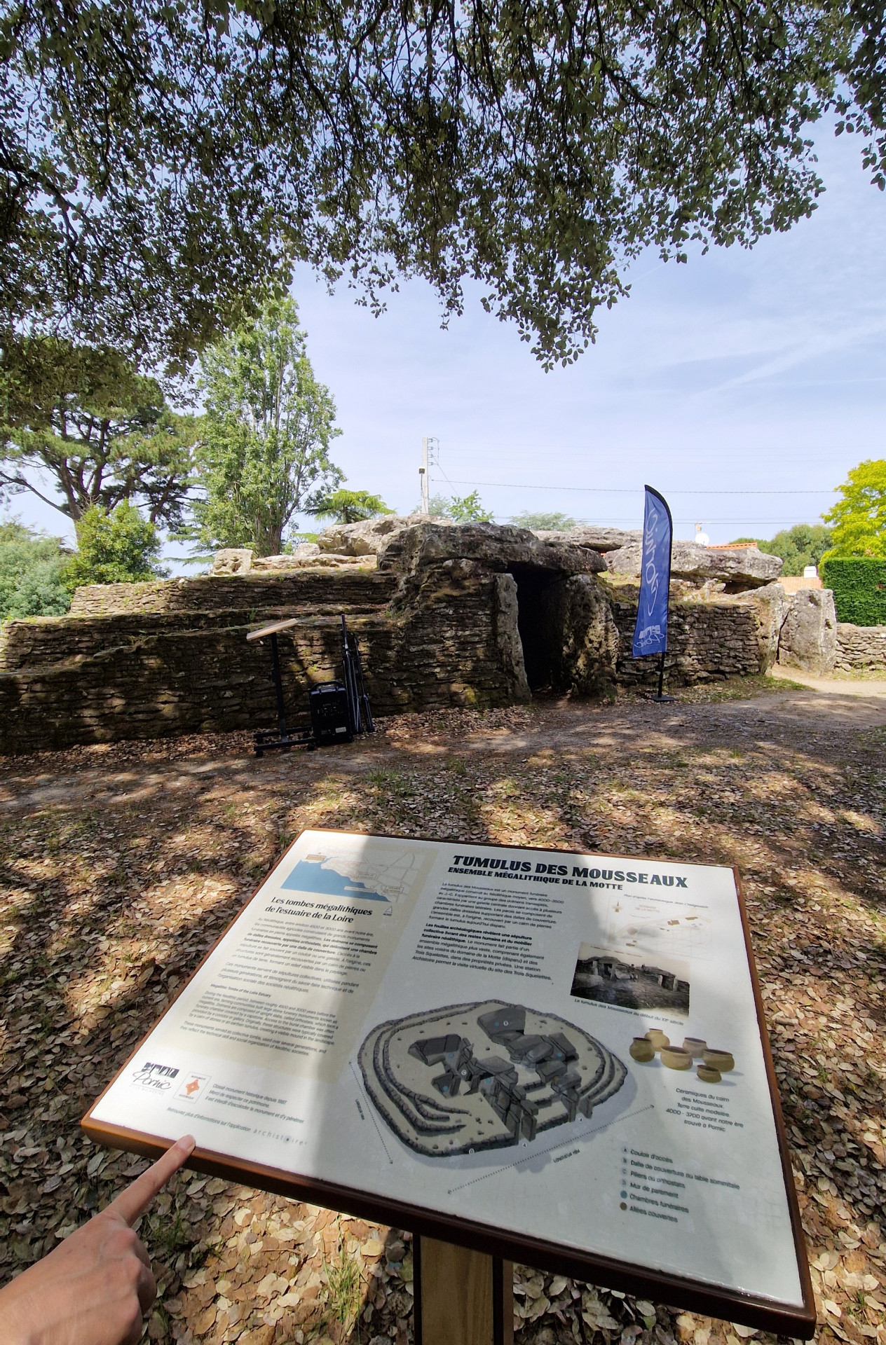Panneau circuit interprétation du patrimoine au tumulus des Mousseaux
