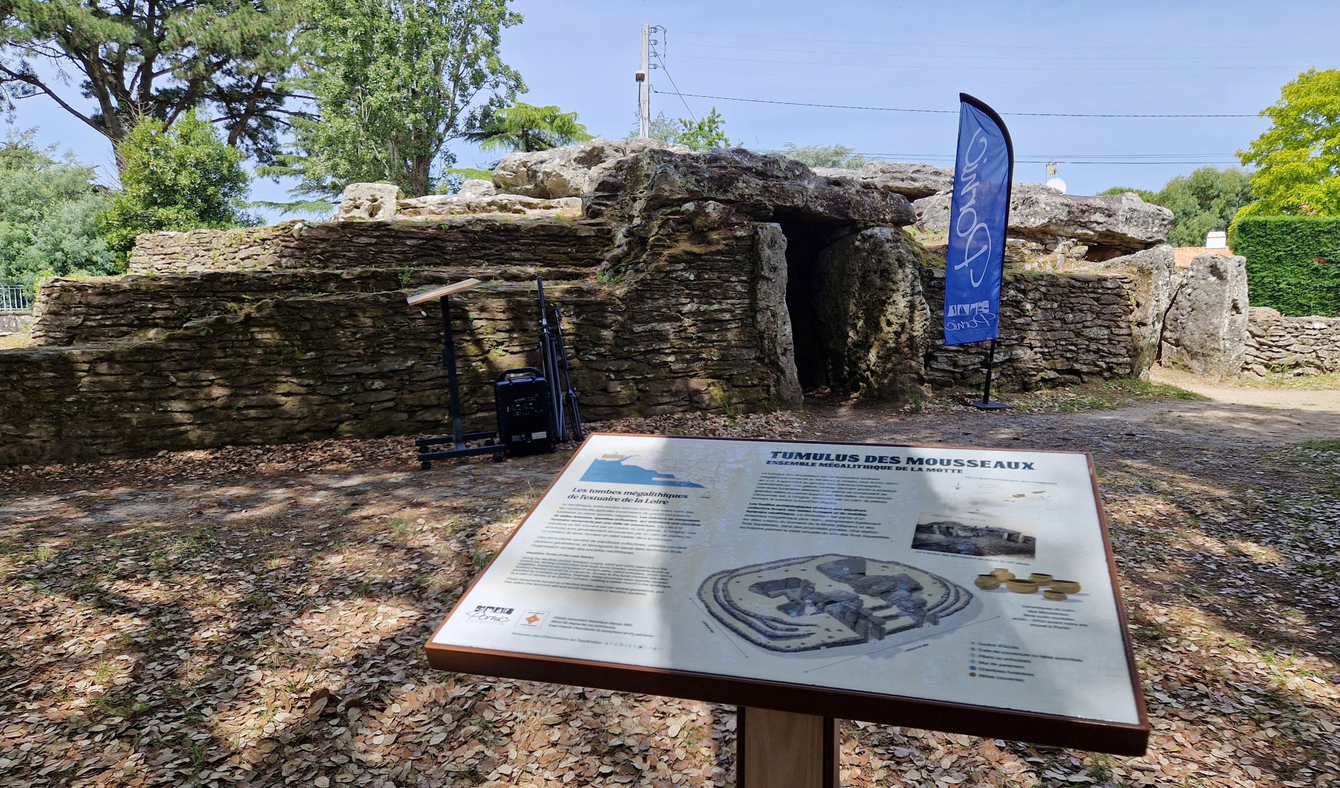 Panneau circuit interprétation du patrimoine au tumulus des Mousseaux
