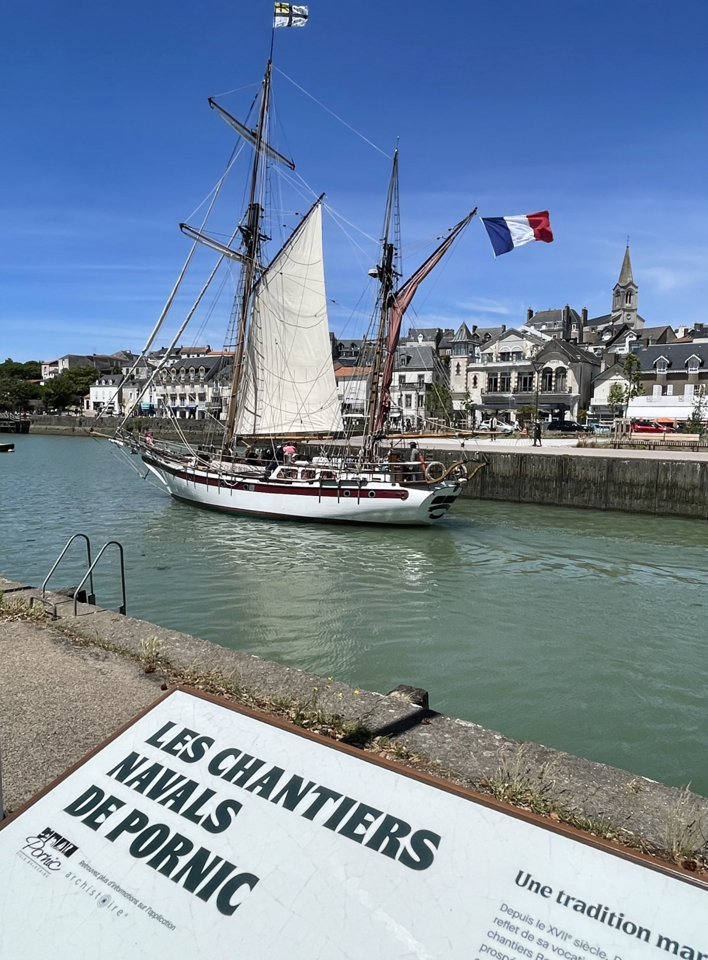 Panneau circuit interprétation du patrimoine sur le Quai l'Herminier