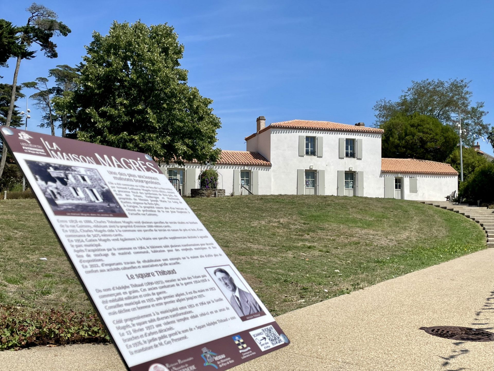 Panneau du circuit du patrimoine à la Maison Magrés