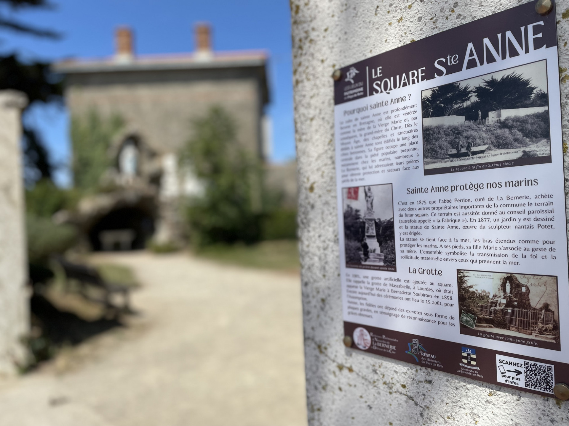 Panneau du circuit du patrimoine au Square Ste Anne