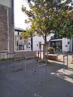 Parking vélos sur le parking en face de l'OT