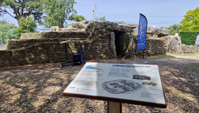 Panneau circuit interprétation du patrimoine au tumulus des Mousseaux