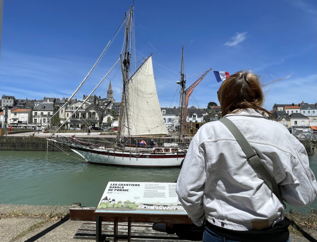 Panneau circuit interprétation du patrimoine sur le Quai l'Herminier - Chantiers navals