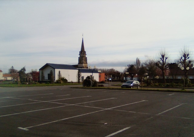 Parking de l'église et du Théâtre à Fresnay en Retz