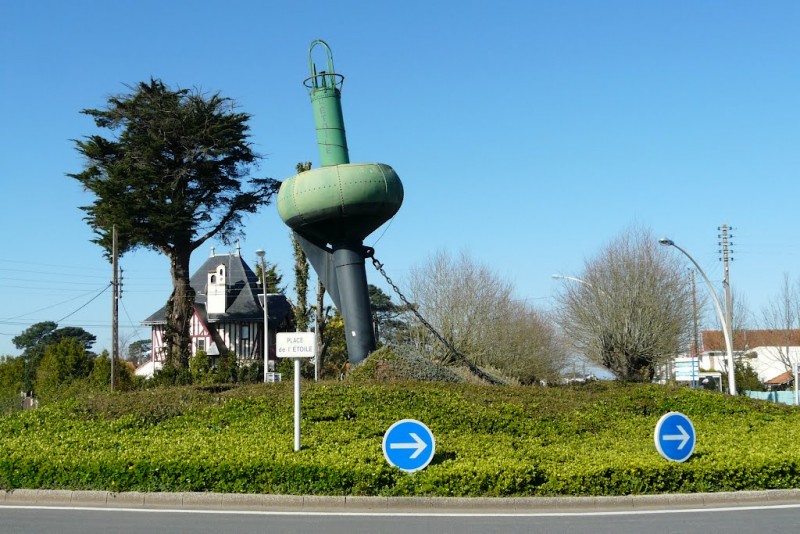 bouée, bouée verte, bouée sifflante, monument, insolite