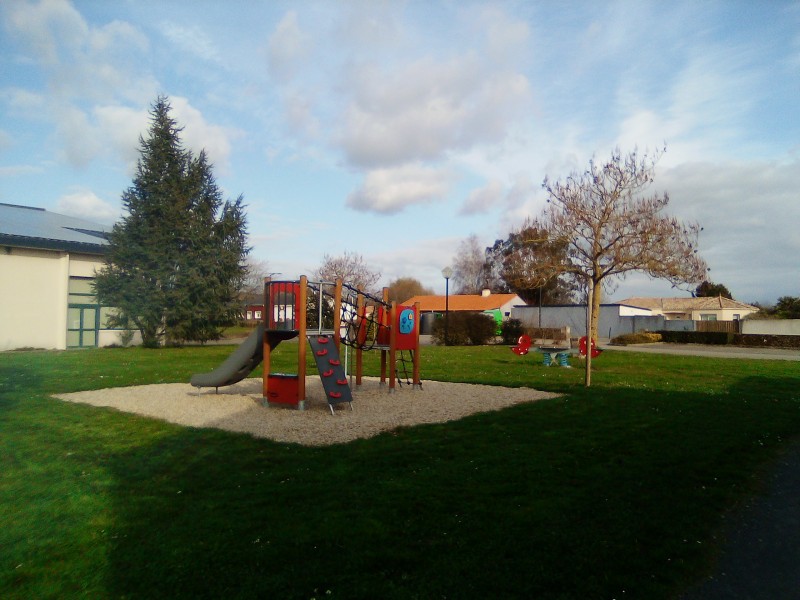 Aire de jeux à Fresnay