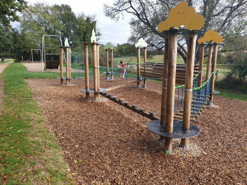 Aire de jeux Coulée Verte aire de jeux enfants tiralienne toboggan aire de pique nique Sainte-Pazanne