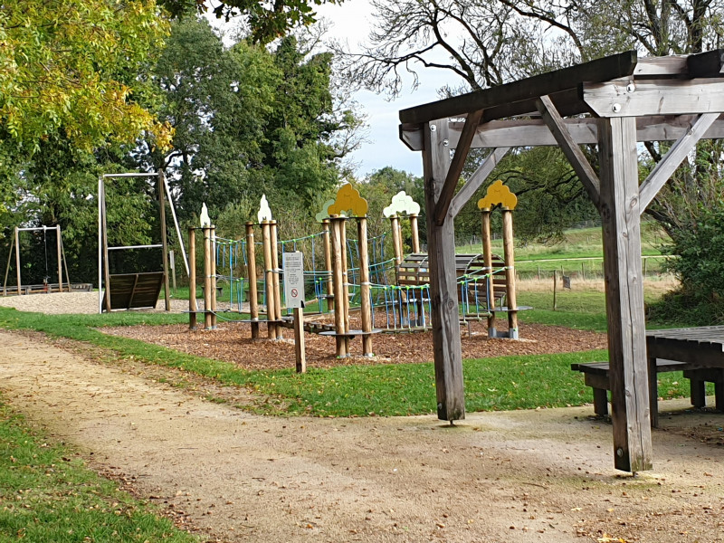 Aire de jeux Coulée Verte aire de jeux enfants tiralienne toboggan aire de pique nique Sainte-Pazanne