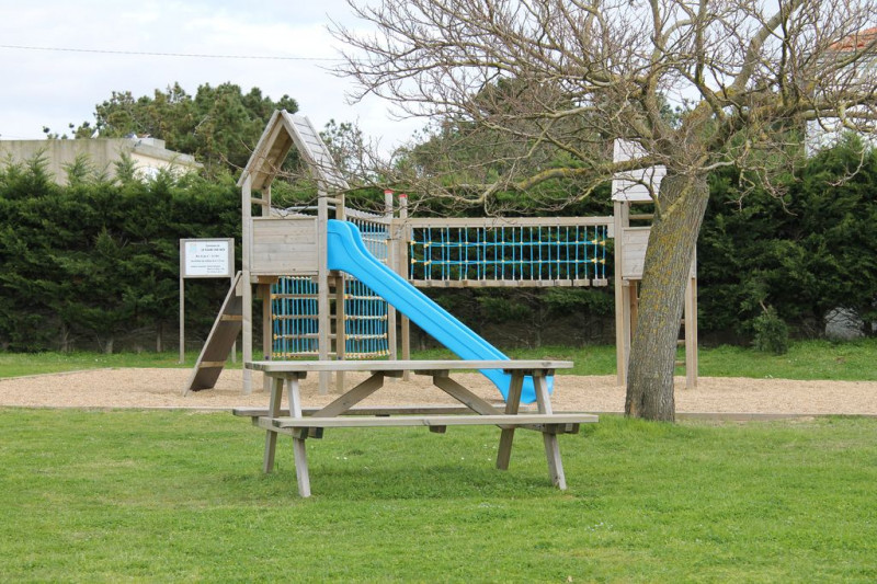 la plaine-sur-mer plage de mouton spielplatz, kinder picknicktisch 