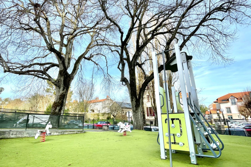 Aire de jeux du bourg de Sainte-Marie-sur-Mer à proximité de l'église