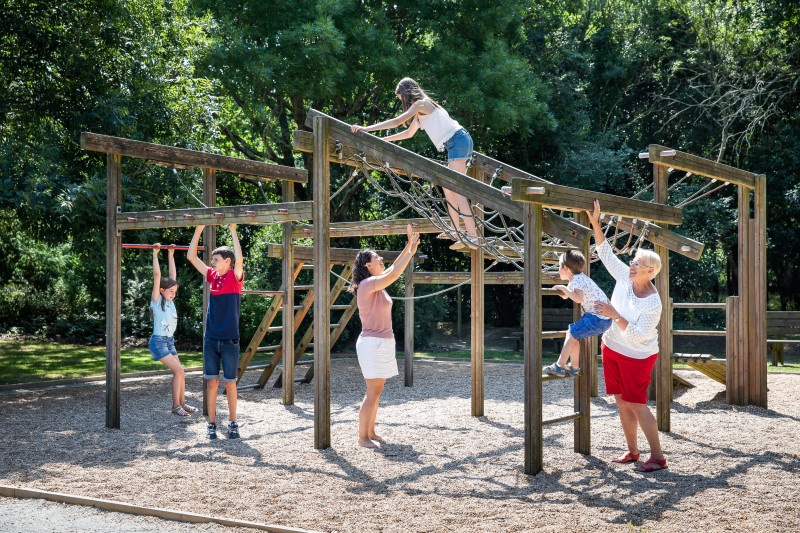 spielplatz jardin des lakas la plaine-sur-mer tyrolienne picknicktische