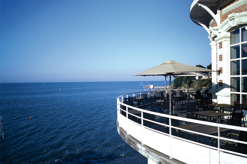 Bar Le Phare Thalasso Alliance Pornic terrasse océan parasol ciel bleu
