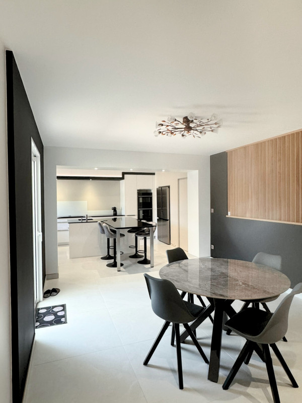 Cuisine et séjour après rénovation partielle travaux aménagement intérieur maison Pornic Loire-Atlantique