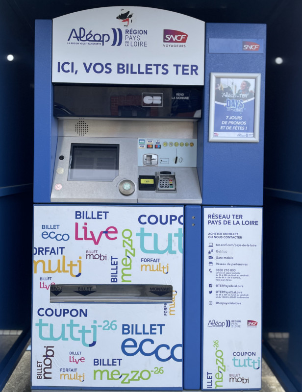 Distributeur automatique sur le quai de la Gare de Sainte-Pazanne