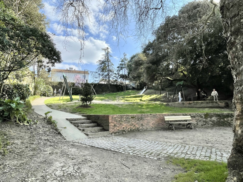 Jardin de Gourmalon avec la statue de l'Amiral Leray