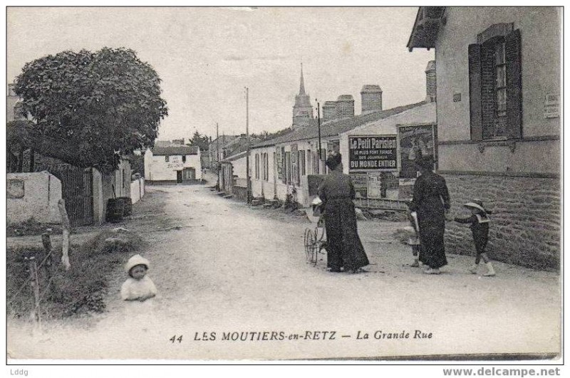 la place du centre, grande rue, histoire des moutiers, bourg, abbé baconnais, les moutiers en retz, destination pornic