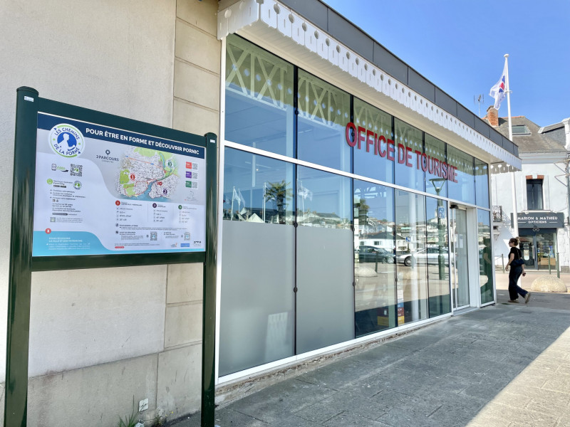 Le panneau des circuits des chemins de la forme devant l'Office de Tourisme de Pornic