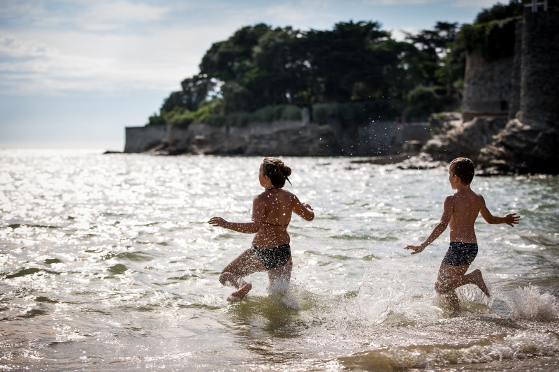 beach pornic swimming young Noëveillard	