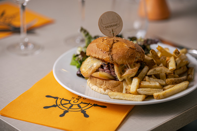 Restaurant Le Cap Gourmand Pornic salmon plate salad cutlery breakfast lunch dinner burger chips