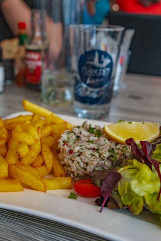 Restaurant O 22 Préfailles: Fisch-Tartar, Pommes frites, Salat, Terrasse, Mittagessen, Pornic