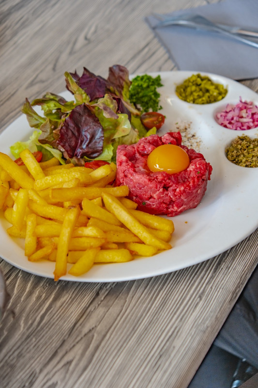 Restaurant O 22 Préfailles: Rindertartar, Pommes frites, Salat, Mittagessen in Pornic