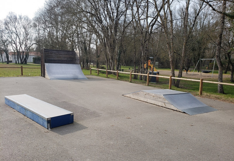 Skate park de Chéméré, parc de loisirs chéméré, plan d'eau chéméré, étang chéméré, aire de jeux chéméré, table pique nique chéméré, jeux enfants chéméré, destination pornic, parc pays de retz, étang pays de retz