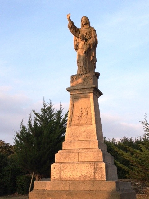 promenade sainte anne square statue pétanque