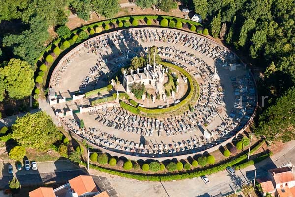 Der hufeisenförmige Friedhof und sein Kalvarienberg