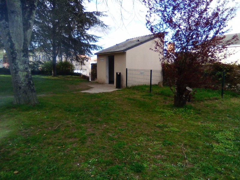 Toilettes de l'église à Rouans