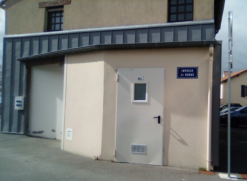 toilettes publiques vue, toilettes publiques eglise vue