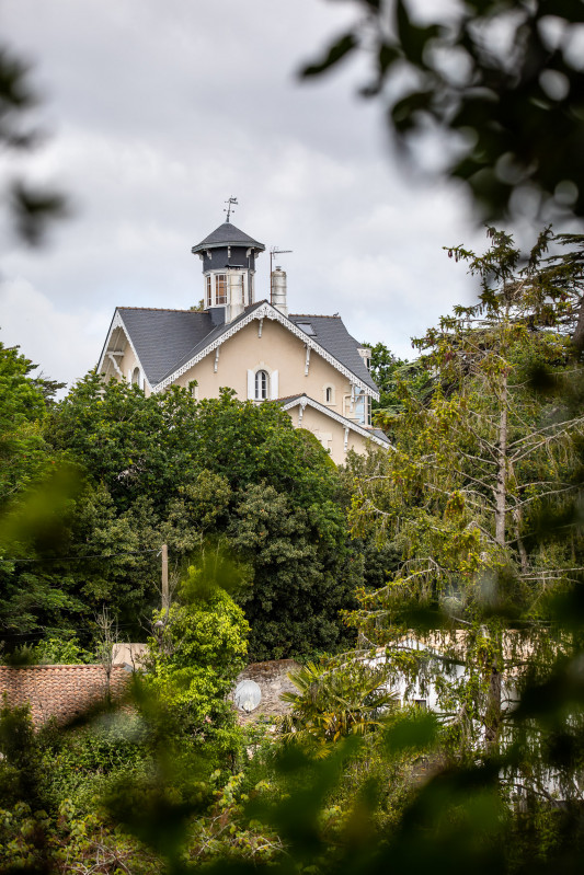 Villa avec lambrequins et son blevédère