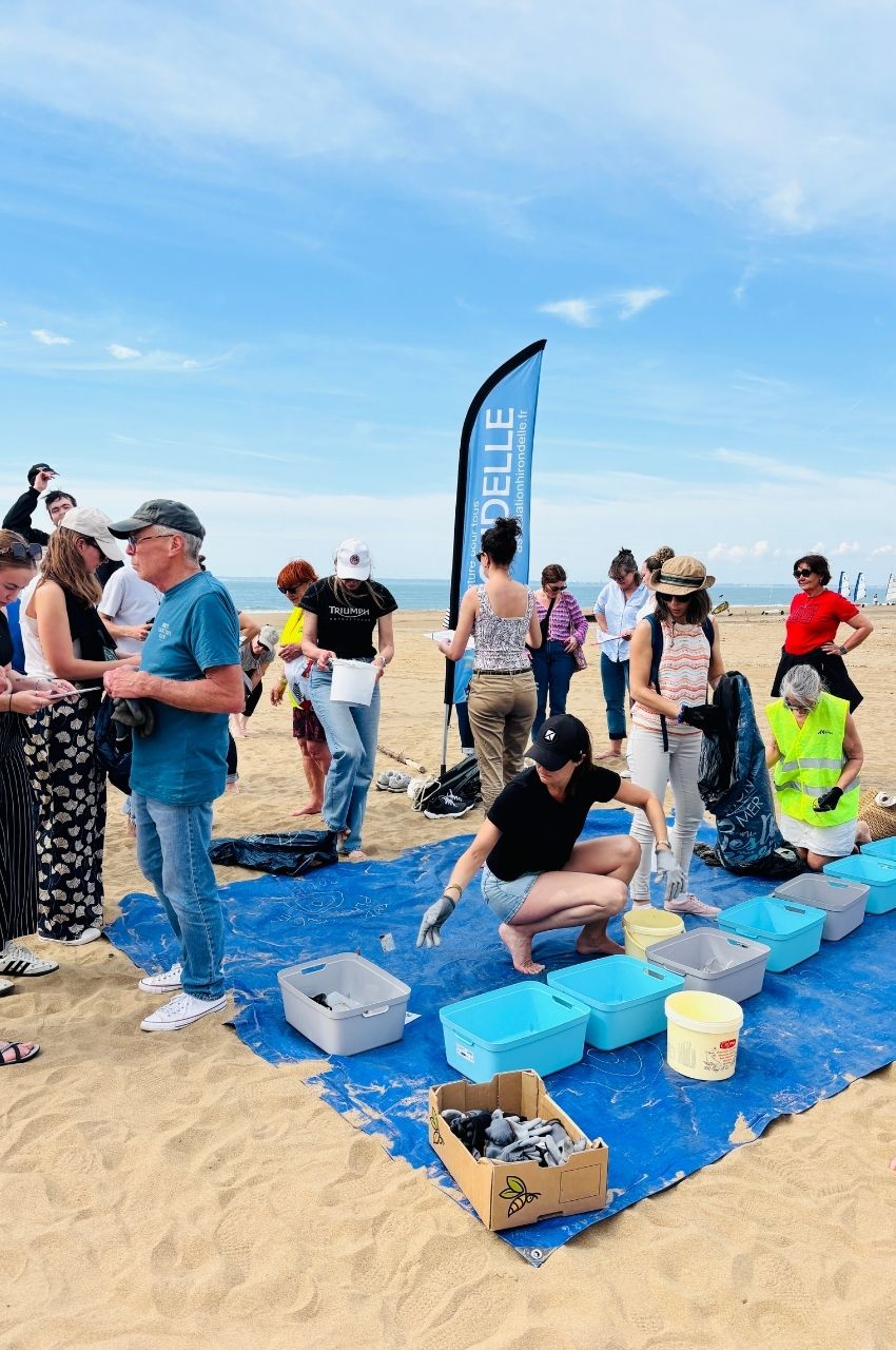 Nettoyage de plage avec l'association Hirondelle à Tharon Pornic - &copy; Lise Blondel