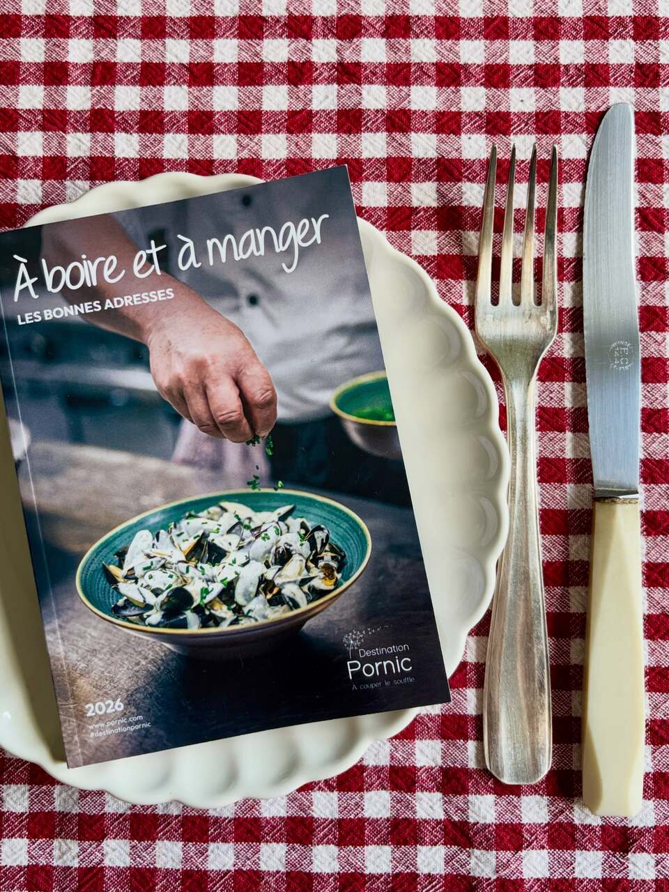 Notre nouveau guide gourmand À boire et à manger assiette couverts repas restaurant - &copy; Claudia Cassano Dromain
