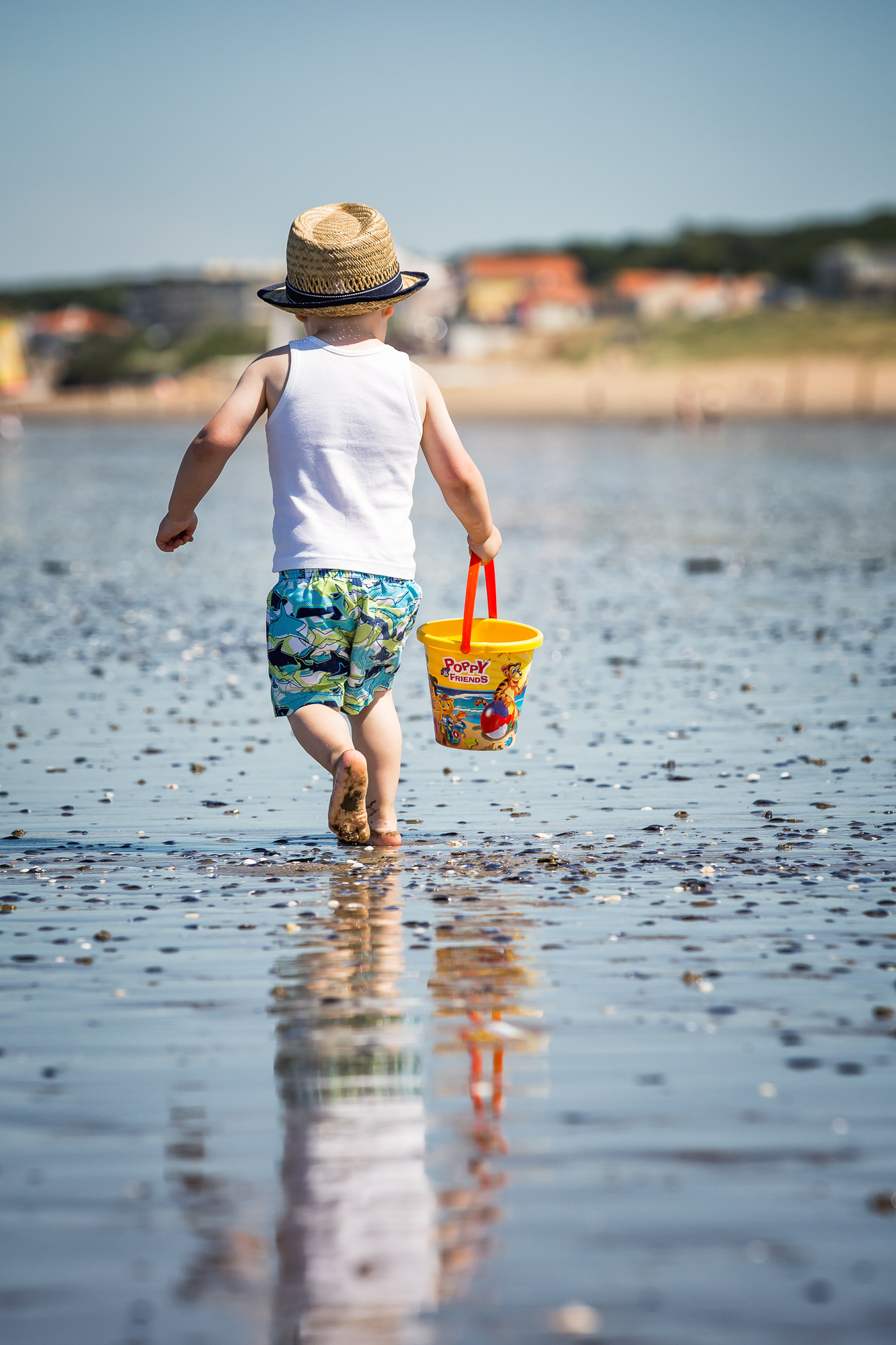 fishing child bucket shells beach tharon saint michel chef - © Mélanie Chaigneau