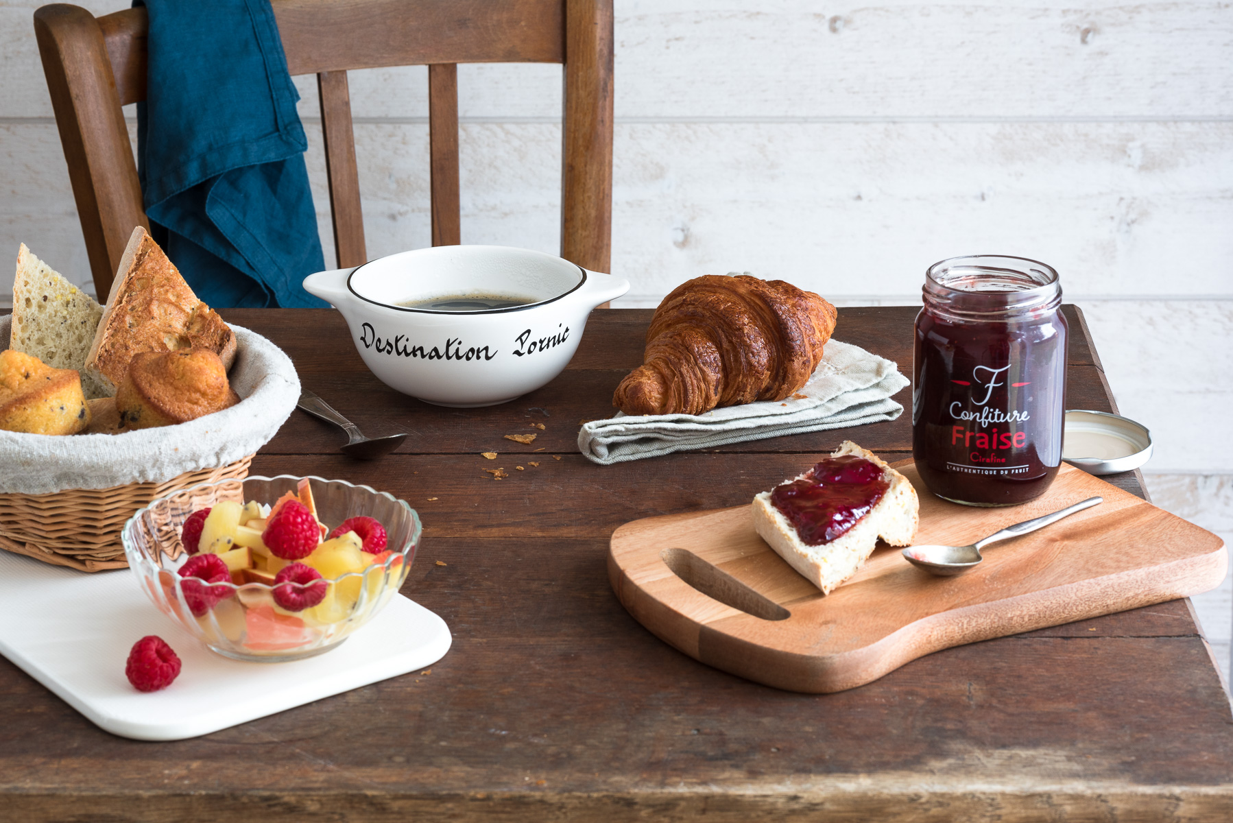 Petit-déjeuner local Pornic bol breton confiture fruits rouges - © Emeline Boileau