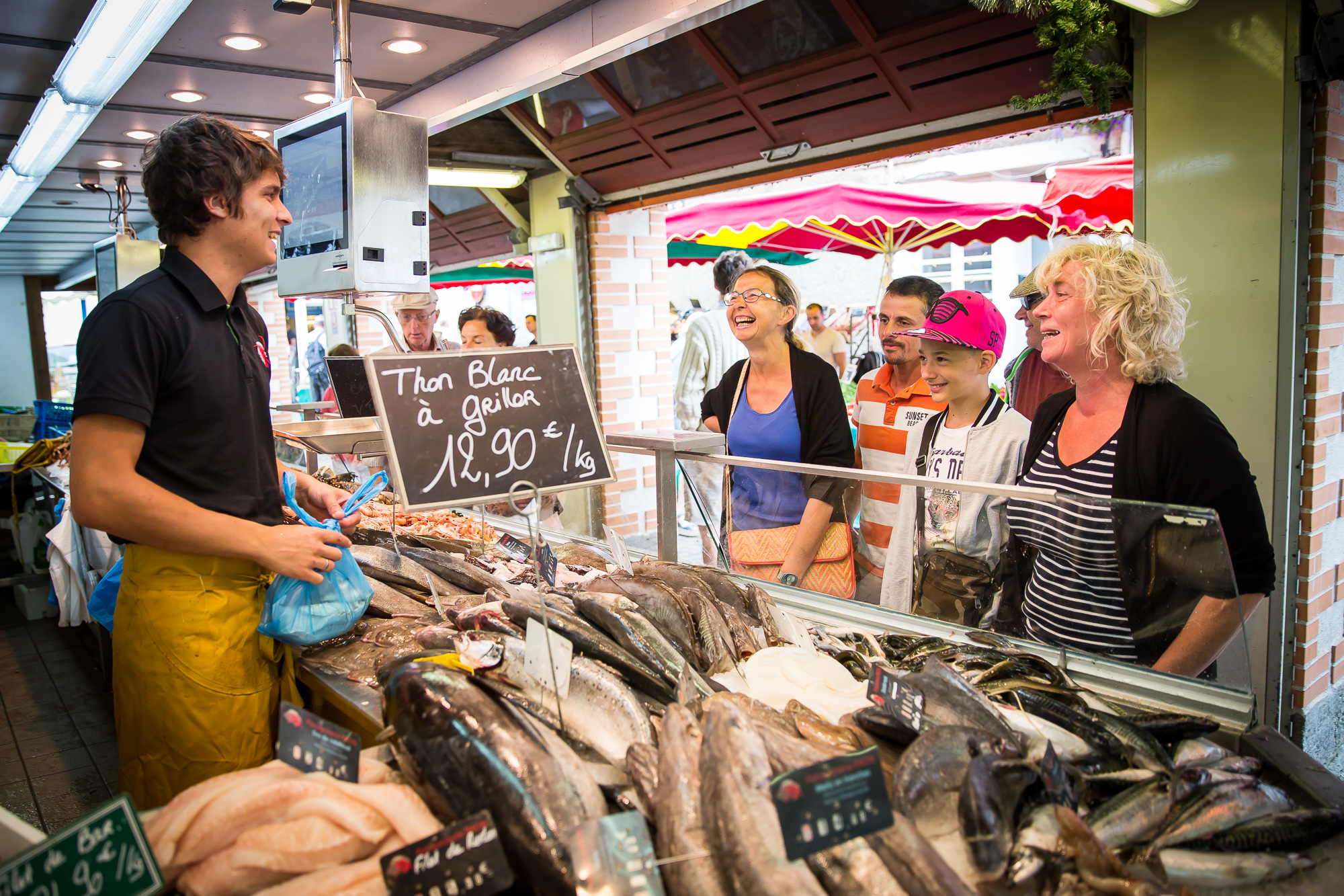 Stand du poissonnier au marché de Pornic poisson frais pêche thon été vacances - © Mélanie Chaigneau